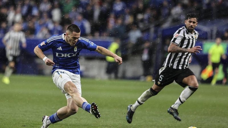 Brandon y Paraschiv luchan por brillar en sus cesiones mientras el Oviedo observa