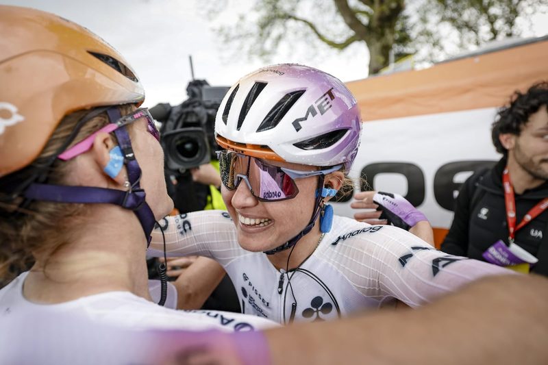 Paula Blasi hace historia y conquista la Amstel Gold Race con un ataque brillante