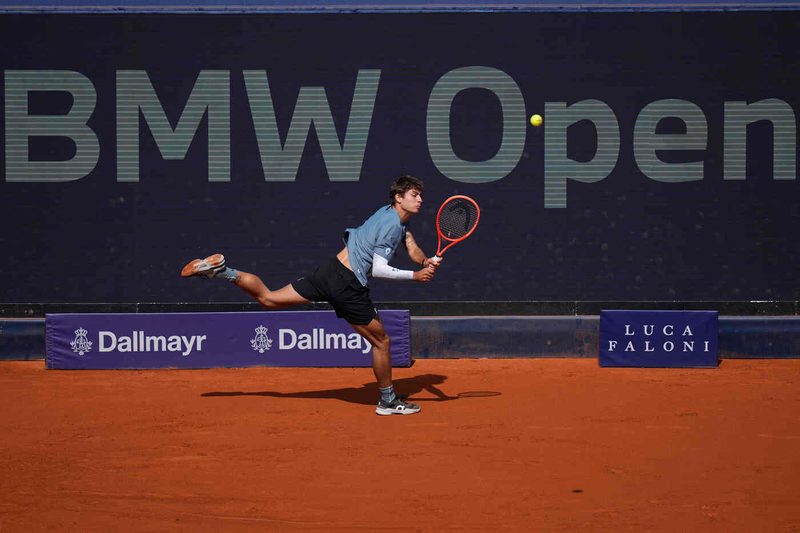 Una domenica di sport in tv: tennis, ciclismo e tanto calcio da non perdere