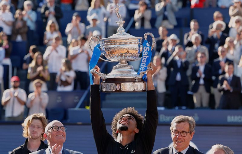 Le Français Arthur Fils triomphe à Barcelone avant Roland-Garros