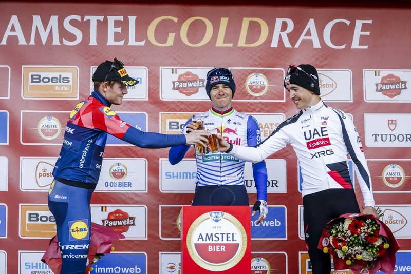 Remco Evenepoel trionfa alla Amstel Gold Race, ma niente birra per la tradizione
