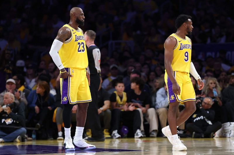 Lebron James inicia playoffs con victoria y hace historia junto a Bronny