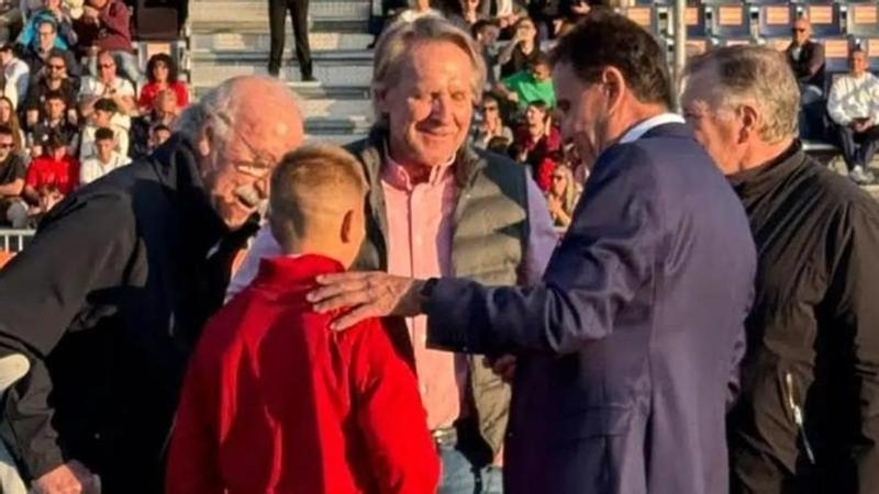 Bernd Schuster se emociona al conocer a su nieto futbolista en el Mundial Sub-12
