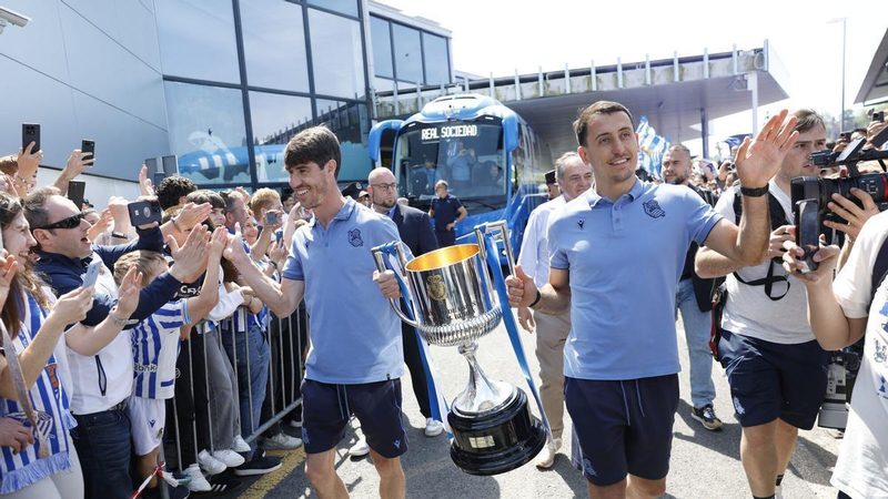 La Real Sociedad celebra su victoria en la Copa del Rey con miles de aficionados