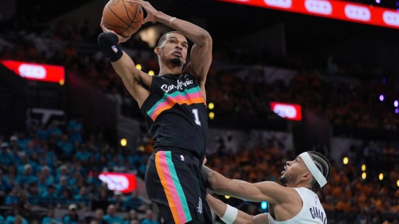 Wembanyama brilla en su debut en playoffs y revive la gloria de los Spurs