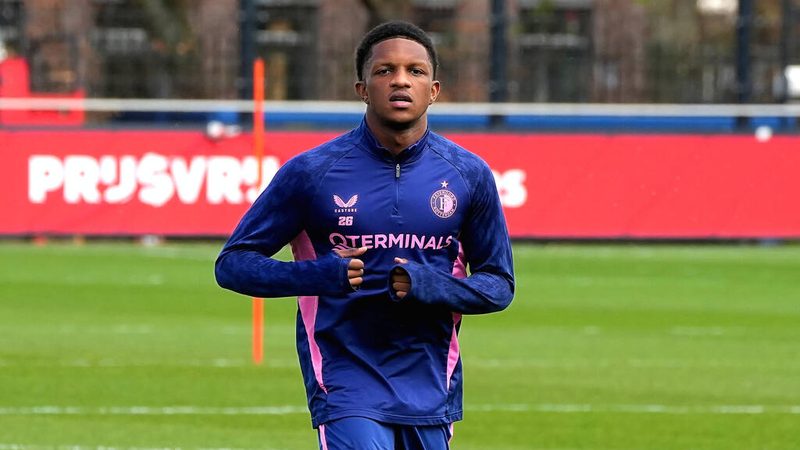 FC Bayern zeigt weiterhin Interesse an Feyenoords Givairo Read trotz Verletzung