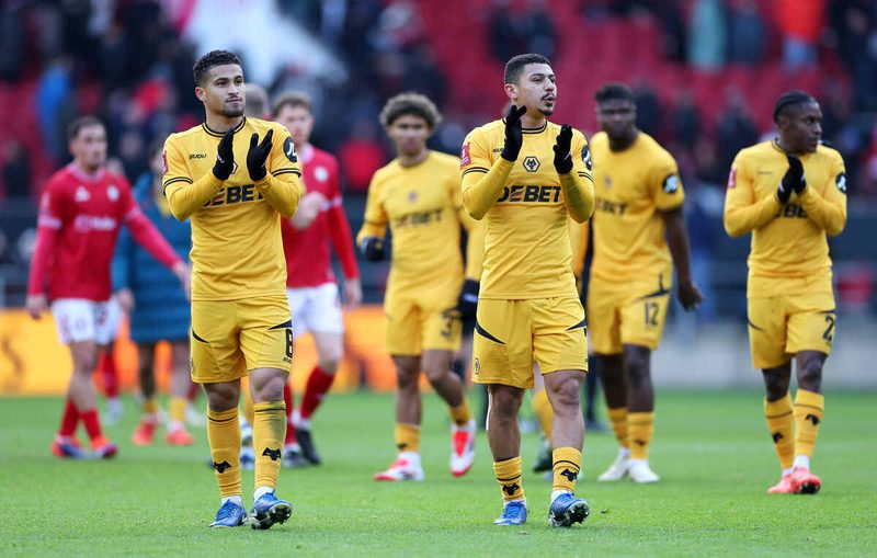 Wolverhampton inicia reformulação e coloca André e João Gomes à venda