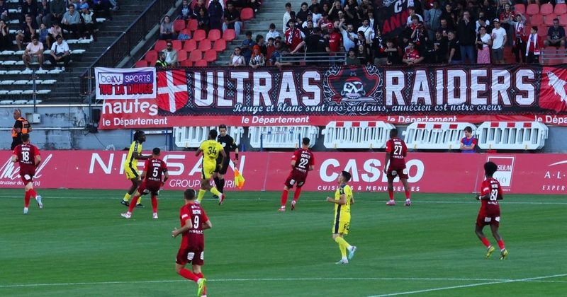 Le FC Annecy écrase Pau et rêve des playoffs dans une soirée de gala