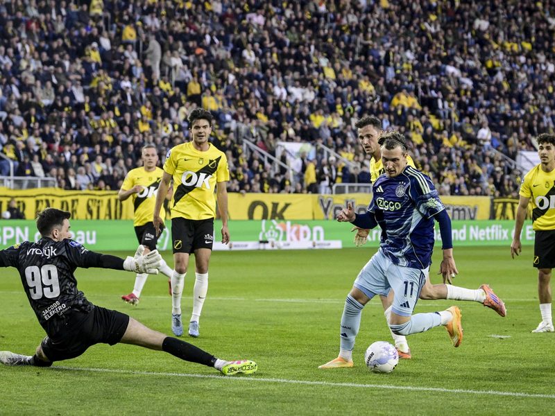 El gol maradoniano de Mika Godts que asombró en la Eredivisie