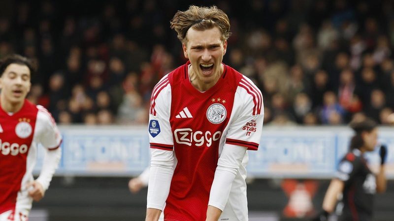 El FC Barcelona sigue de cerca a Mika Godts en el duelo Ajax-PSV