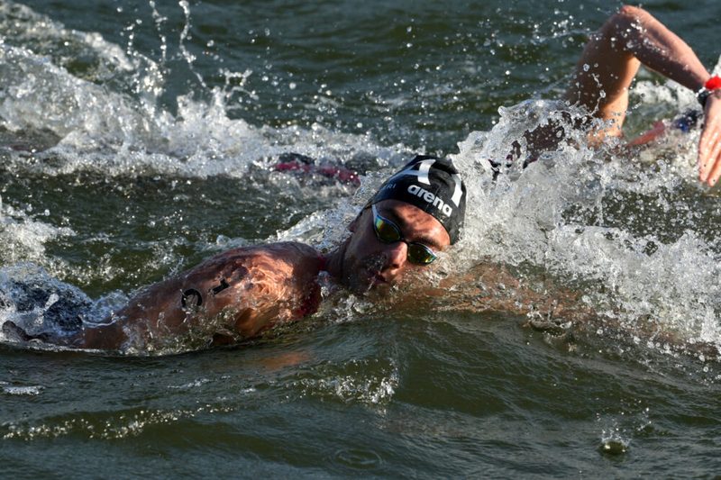 Trionfo francese nella 10 km di nuoto di fondo a Golfo Aranci