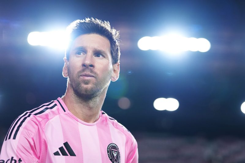 Lionel Messi sorprende al GP di Miami: alla guida della Mercedes di Antonelli