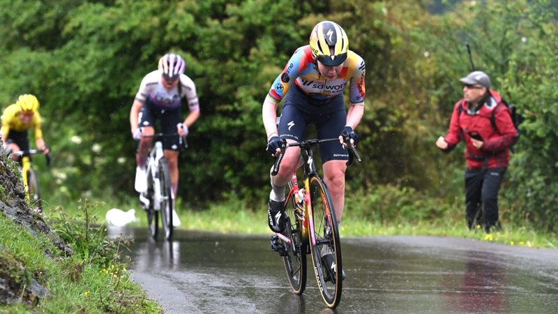 Van der Breggen conquista Les Praeres y Blasi se prepara para el desafío en Angliru