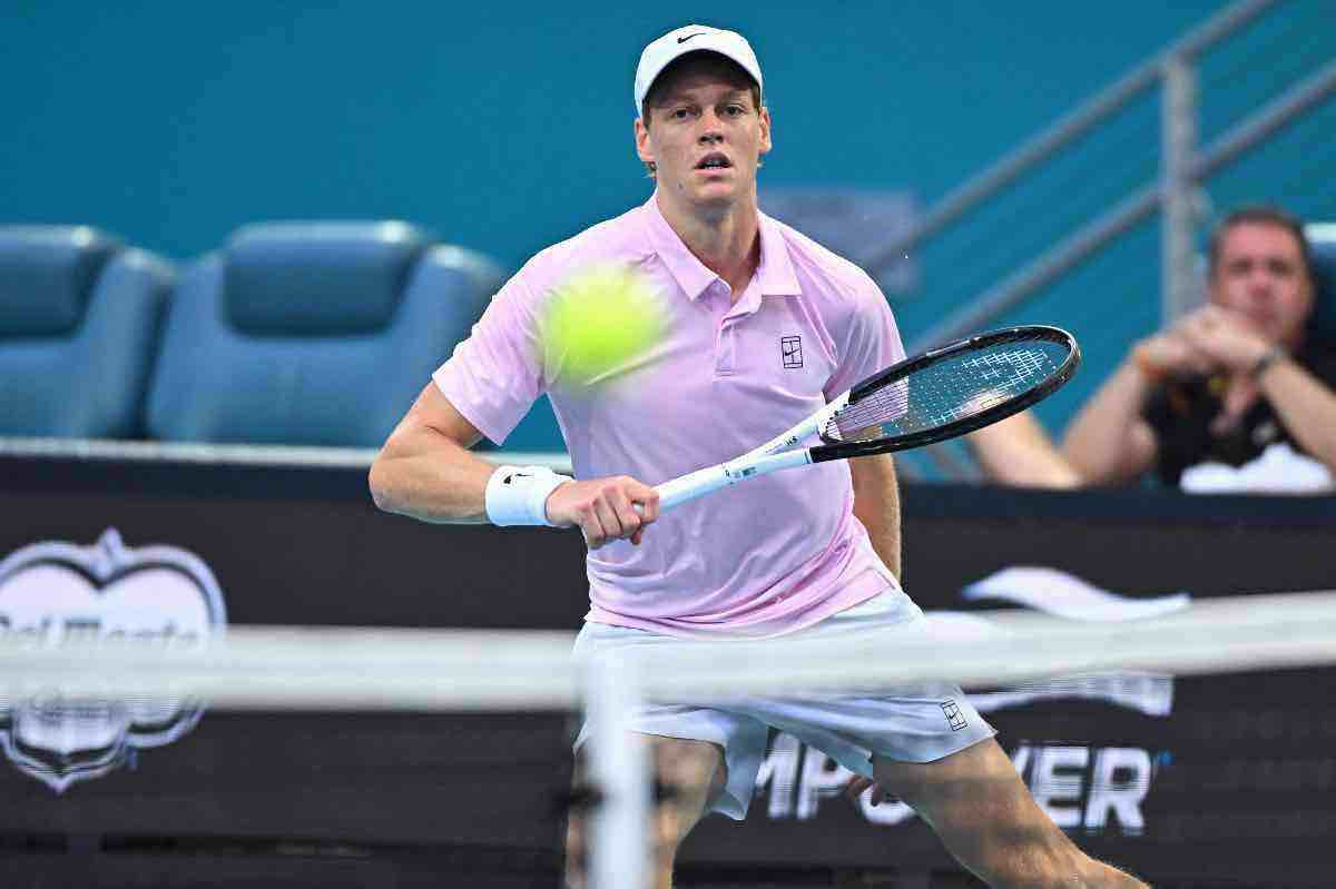 Sinner si ferma prima di Wimbledon: una scelta strategica per il fisico