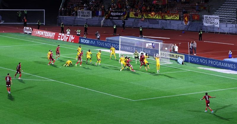 Le FC Annecy s'incline face à Rodez et rate les playoffs malgré une saison record