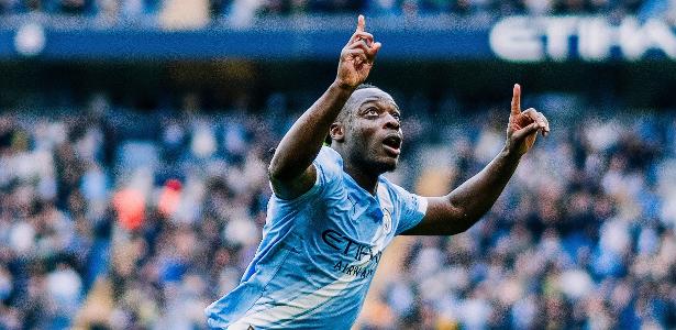 Manchester City vence Brentford e se aproxima do líder Arsenal na reta final