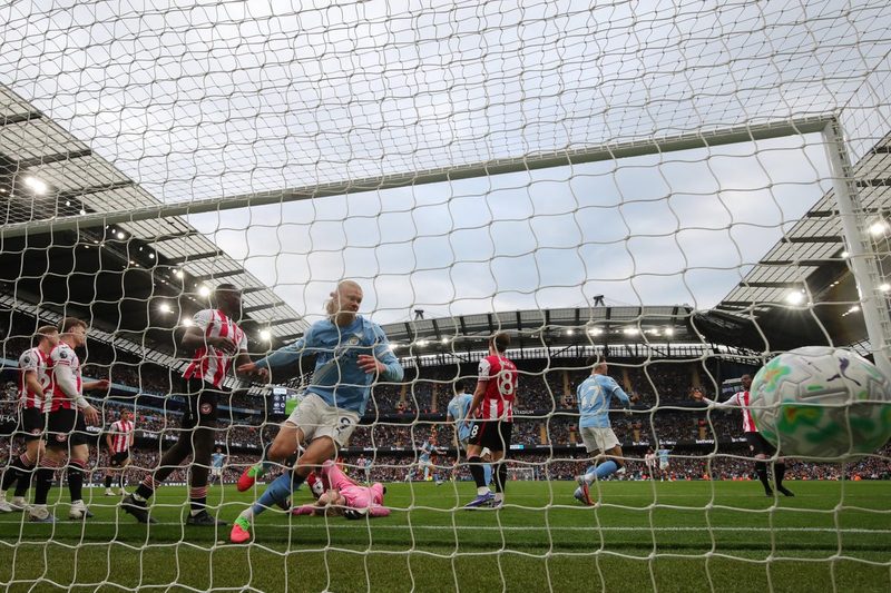 Man City Maintains Pressure on Arsenal in Thrilling Title Race