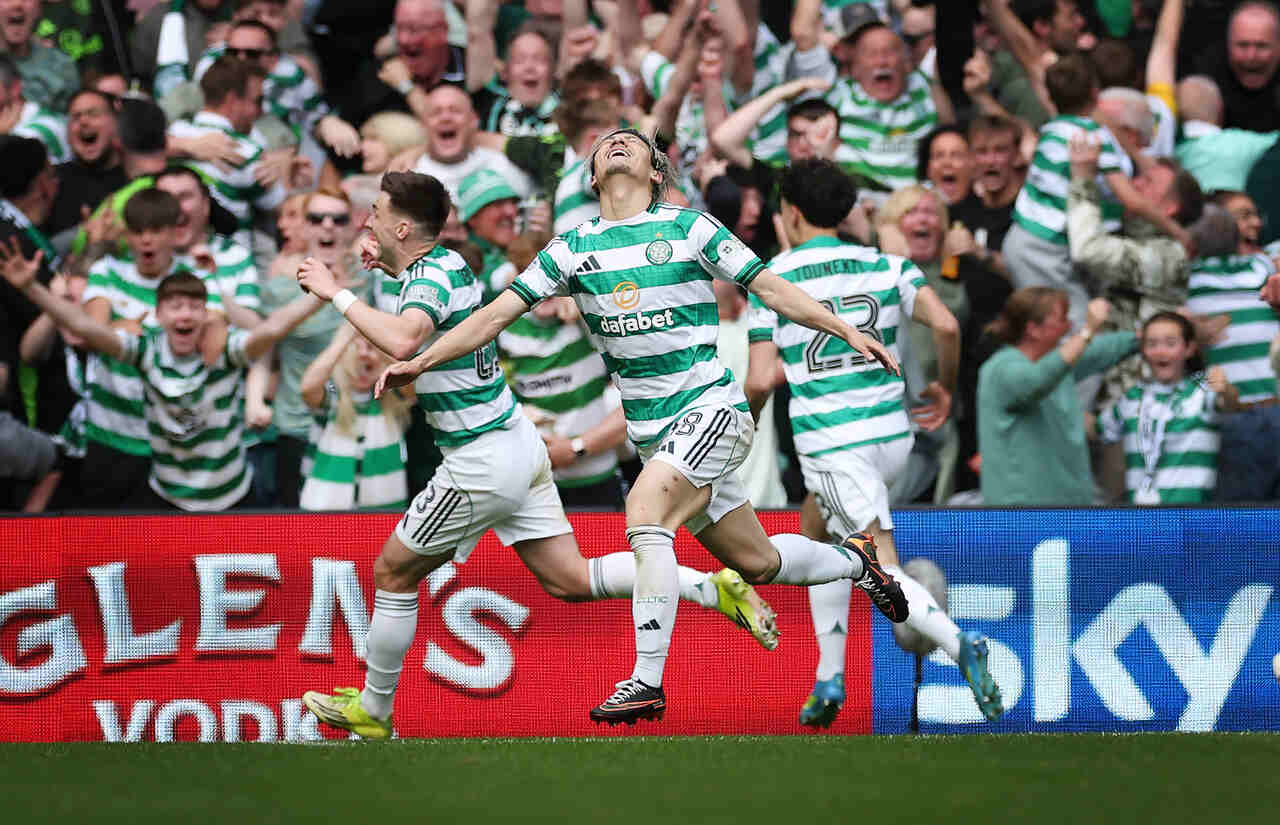 Celtic supera Rangers com golaços e se aproxima do líder no Campeonato Escocês