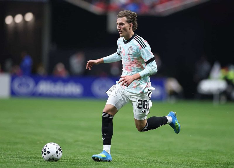 Bayern prüft Ajax-Star Mika Godts als Alternative zu Anthony Gordon