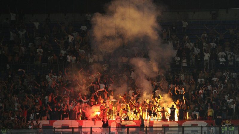 Incendio e tensione al Maksimir: il derby tra Hajduk e Dinamo degenera in follia