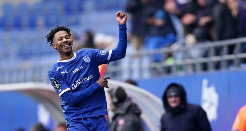 L'ESTAC et Tawfik Bentayeb : Une saison de rêve couronnée par le titre de meilleur buteur