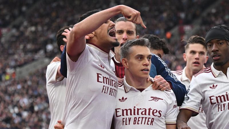 Trossard y Raya lideran la victoria del Arsenal ante un West Ham en apuros