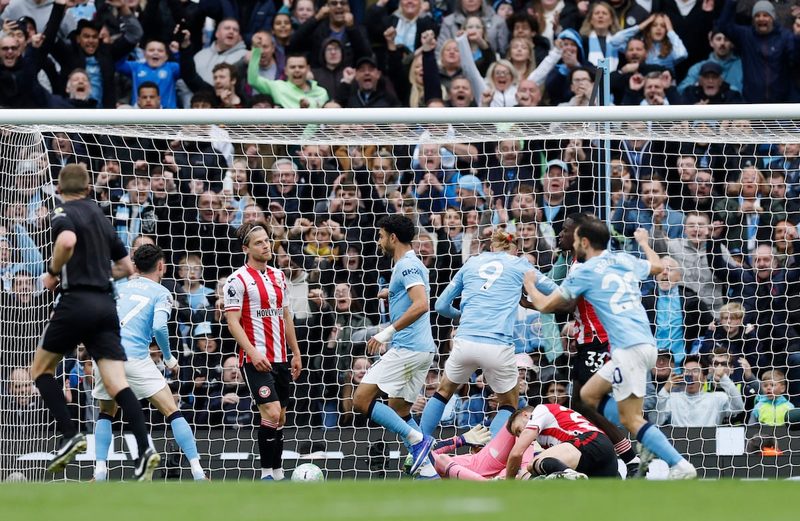 El Manchester City supera al Brentford y aguarda un tropiezo del Arsenal