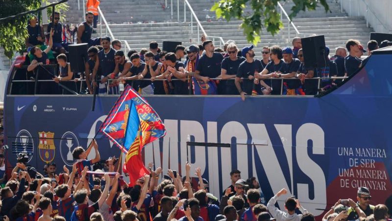 La celebración culé inunda Barcelona con una rúa de cinco horas de euforia