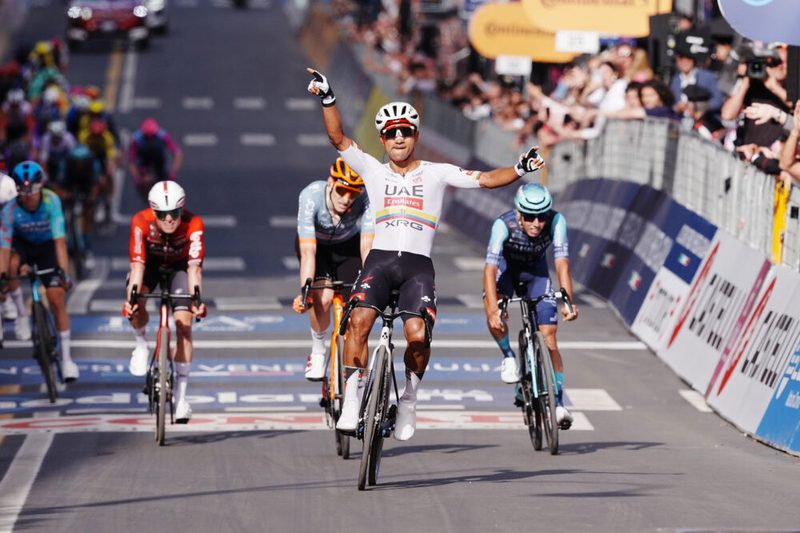 Jhonatan Narváez trionfa al Giro d’Italia: terzo successo in una tappa mossa
