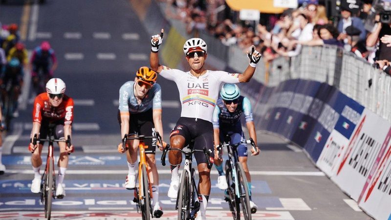 Un UAE renace en el Giro mientras Movistar lucha pero se queda sin el triunfo