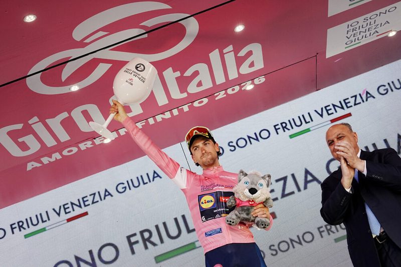 Giulio Ciccone conquista la maglia rosa al Giro d'Italia 2026, Pellizzari avanza su Vingegaard