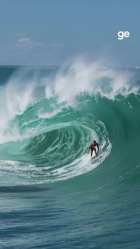 Lucas Chumbo e Pedro Scooby desafiam ondas de 3 metros na 'Teahupoo carioca'