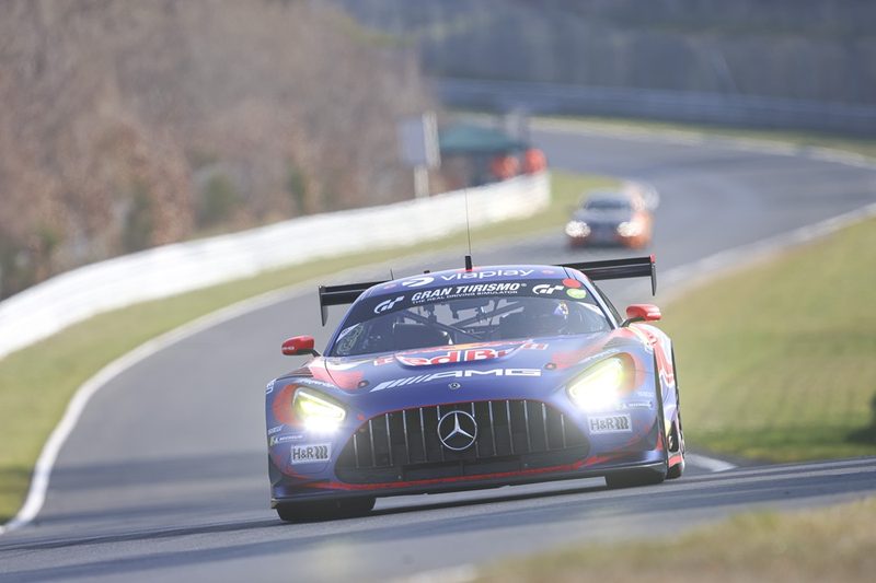 La 24h di Nürburgring: impossibile recuperare nel caos dell'Inferno Verde