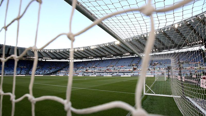 Il derby della Capitale rinviato: caos per i tifosi e slittamenti in tutta Italia