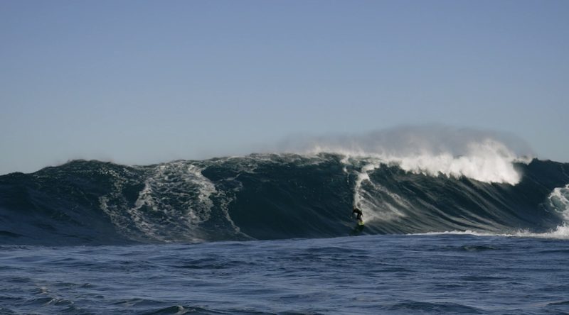 Will Santana desafia ondas gigantes na Nazaré brasileira e destaca perigos de surfar lá