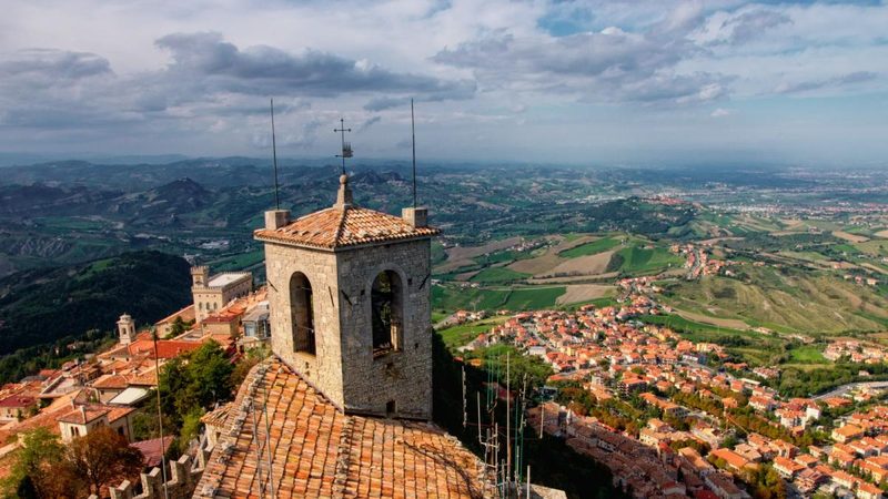 La realtà di San Marino: più auto che abitanti, ma il mito svanisce
