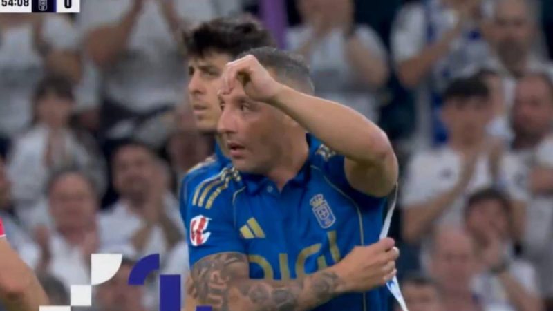 El Bernabéu rinde homenaje a Cazorla en su posible despedida del fútbol