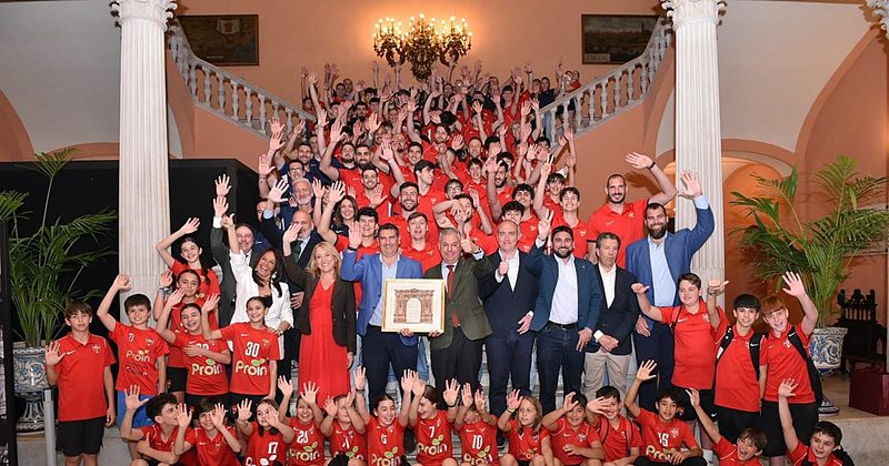 El Cajasol Sevilla BM Proin celebra su ascenso a la Asobal con reconocimiento del Ayuntamiento