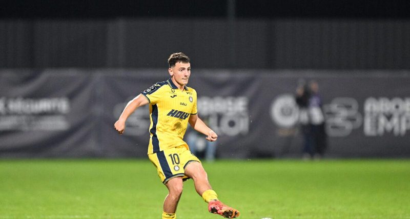 L'AS Saint-Étienne et le FC Cologne à l'affût de Giovani Versini, le joyau du Pau FC