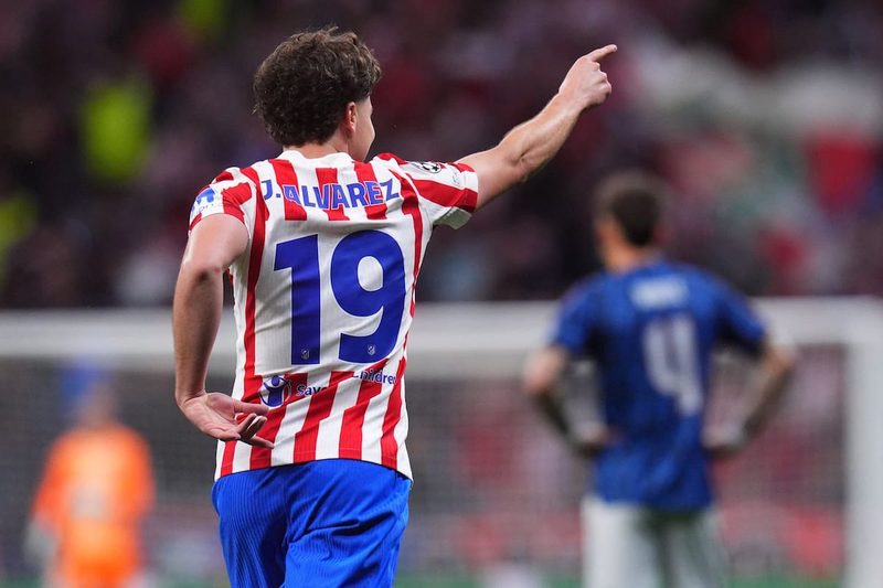 Atlético de Madrid se aferra a Julián Álvarez ante el acoso de gigantes europeos