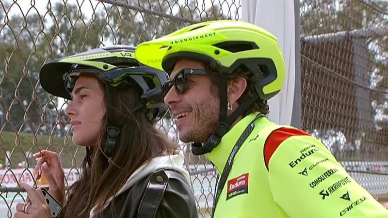 Valentino Rossi sorprende en Barcelona durante el GP sin Marc Márquez
