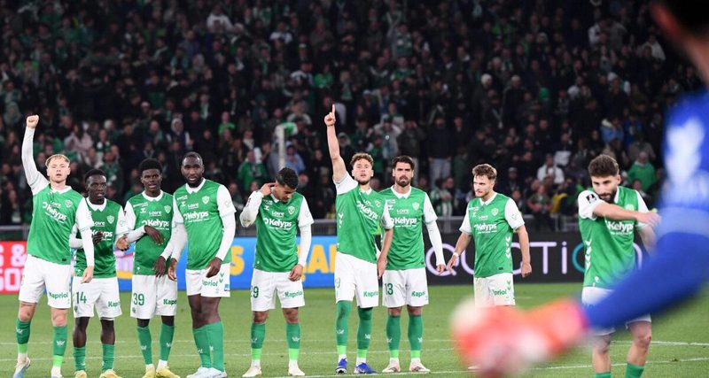 L'ASSE triomphe de Rodez aux tirs au but et vise la Ligue 1