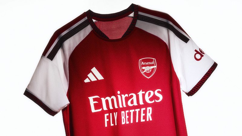 La nuova maglia dell'Arsenal celebra il ventesimo anniversario dell'Emirates Stadium