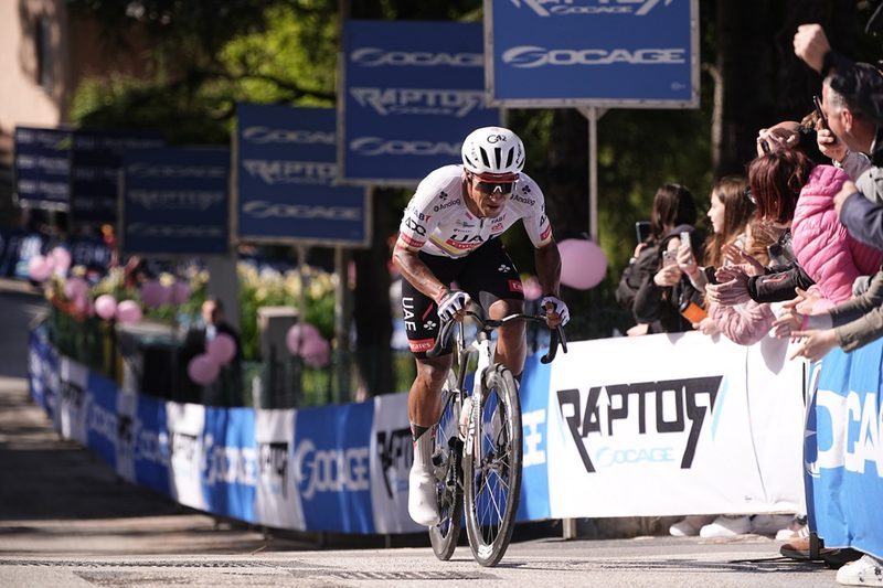 Narvaez trionfa a Fermo: Bjerg, l'eroe silenzioso della UAE Team Emirates