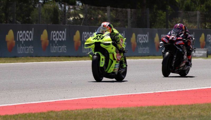 Il GP di Catalogna si stravolge: Bagnaia sul podio grazie alle penalità