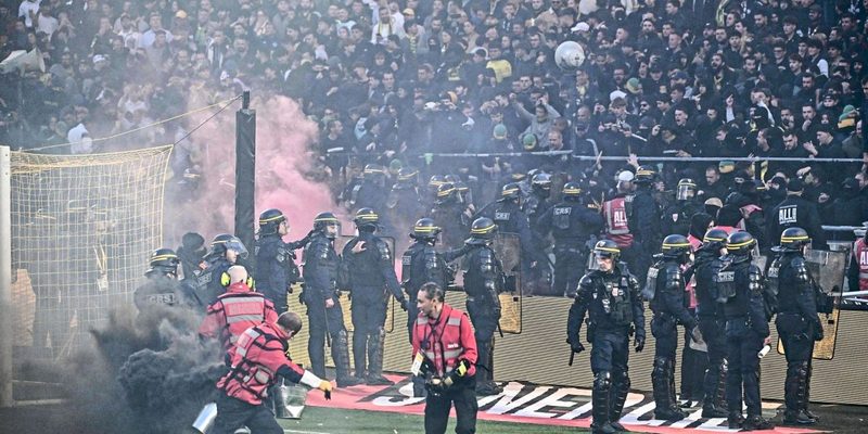 Fan-Ausschreitungen führen zu Spielabbruch in Nantes gegen Toulouse