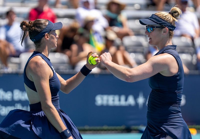 Luísa Stefani e Gabriela Dabrowski superam estreia difícil em Estrasburgo