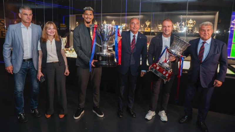 Hansi Flick y Ronald Araujo celebran la entrega de trofeos al Museo del FC Barcelona