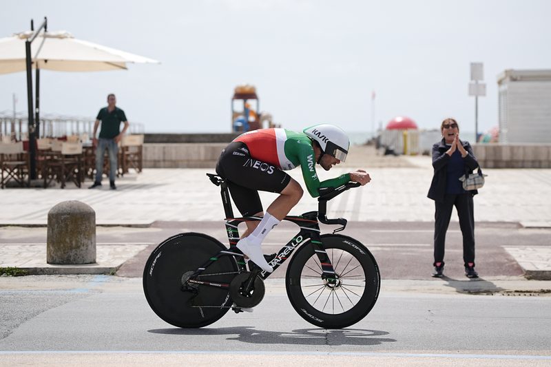 Filippo Ganna trionfa nella cronometro di Massa, Arensman sorprende in classifica