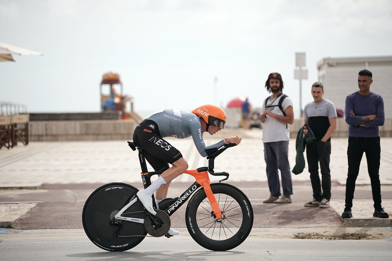 Thymen Arensman brilla nella cronometro e punta al podio al Giro d'Italia